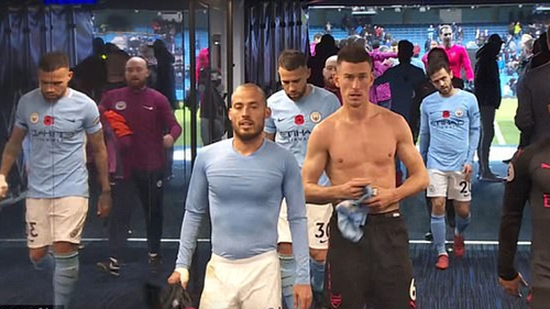 Không phải áo, Koscielny và David Silva trao đổi thứ khó tin sau trận Man City - Arsenal