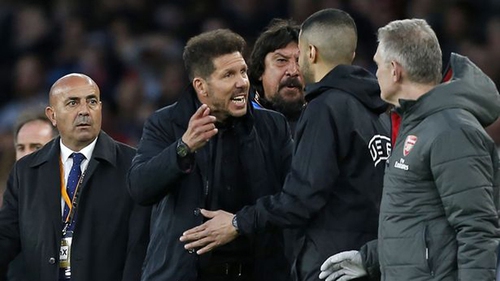 Diego Simeone nổi điên, bị đuổi lên khán đài và tranh thủ... 'đàm phán' với sếp Arsenal?