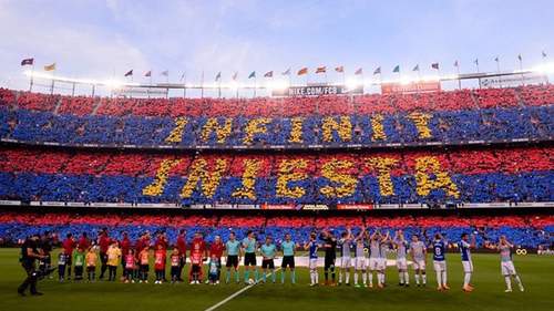 Xúc động hình ảnh ‘chuyển giao quyền lực’ giữa Iniesta và Messi