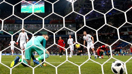 'David de Gea mắc sai lầm do... để 'tóc ngành' giống Loris Karius'