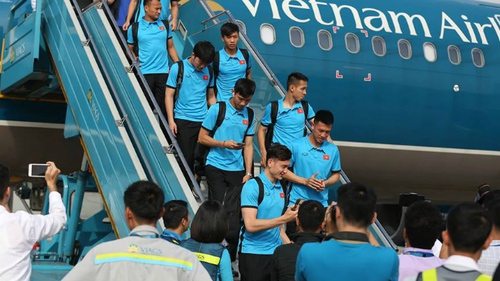 Thầy trò HLV Park rạng rỡ trong ngày trở về Việt Nam