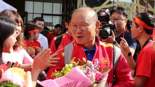 Tuyển Việt Nam được chào đón nồng nhiệt tại UAE, báo Trung Quốc tin thầy trò HLV Park vượt qua vòng bảng