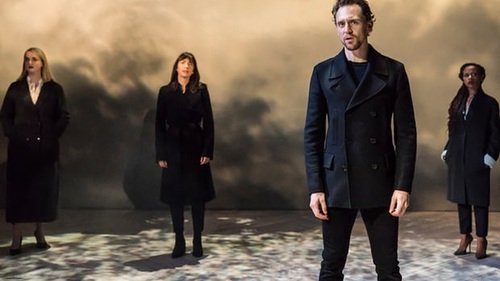 Phát cuồng với hình ảnh ‘sáng chói’ của Tom Hiddleston khi vào vai Hamlet