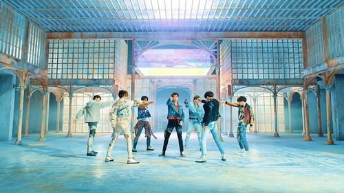 Khi ARMY toàn thế giới ăn mừng, BTS vẫn miệt mài luyện tập cho đêm live ‘Fake Love’