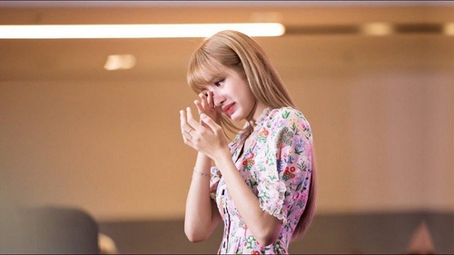 Lisa BlackPink bật khóc khi nhìn thấy người hâm mộ đặc biệt này