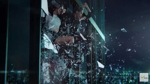 Lisa Blackpink tái hợp bạn thơ ấu trong video cực ngầu