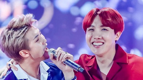 J-Hope BTS cùng đàn em quấy rối RM bằng trò cực đỏ mặt