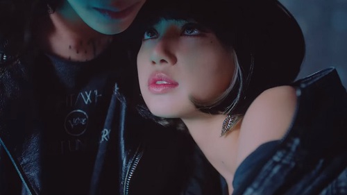 Lisa Blackpink phản ứng như nào khi mất viên kim cương trên cổ?