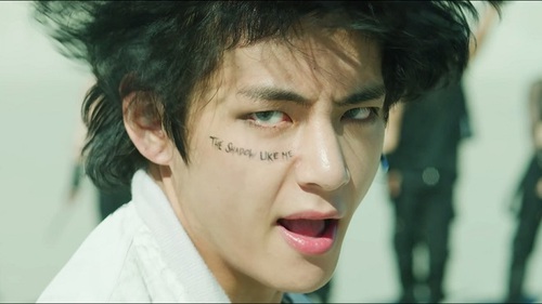 V BTS suýt mù mắt khi quay ‘ON’ nhưng vẫn cực sung và đẹp lồng lộn