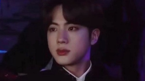 Jin BTS đẹp ‘như một vị thần’ khi trang điểm
