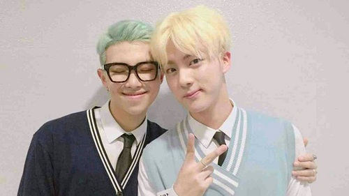 BTS: RM xúc động rụng rời trước món quà ý nghĩa từ Jin