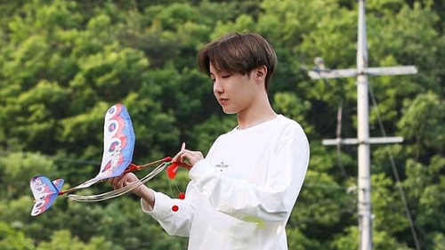 Mặt mộc J-Hope BTS đáp trả anti-fan chê xấu