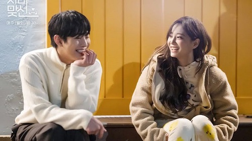 ‘Hẹn hò chốn công sở’: Se Jeong tả cảnh hôn ‘chim thủy tổ’ Hyo Seop nghe mà sợ