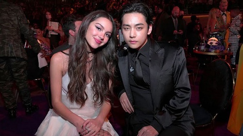 Gì đây, V BTS công khai tình tứ với Olivia Rodrigo tại Grammy 2022