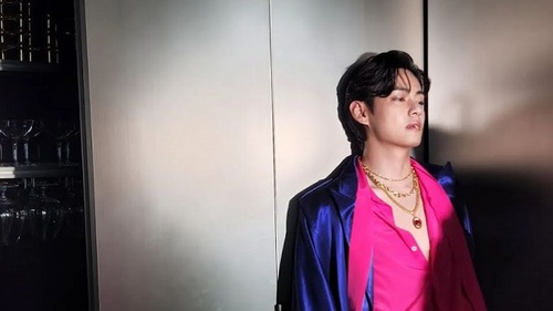 V BTS khoe ngực trần và vóc dáng vạn người mê trên Instagram