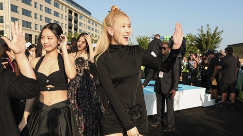 Blackpink lộ diện tựa nữ thần trên thảm đỏ, được săn đón như fanmeeting