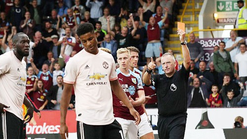 TIẾT LỘ: Rashford đá tung cửa phòng thay đồ sau khi nhận thẻ đỏ trước Burnley