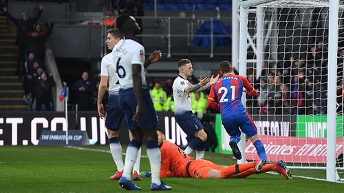 Video Crystal Palace 2-1 Tottenham: Sau trận thua M.U, Spurs chia tay 2 cúp trong 1 tuần