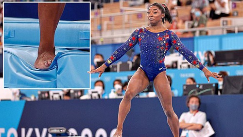 Siêu sao Simone Biles bật khóc khi mắc lỗi khó tin