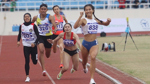 CẬN CẢNH khoảnh khắc VĐV Malaysia va chạm khiến Đinh Thị Bích mất huy chương