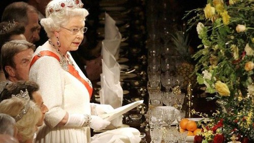 Nước Anh bắn đại bác mừng sinh nhật 92 tuổi của Nữ hoàng Elizabeth