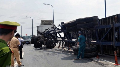 VIDEO: Lật xe container, các tuyến đường gần sân bay ùn tắc hơn 5 giờ