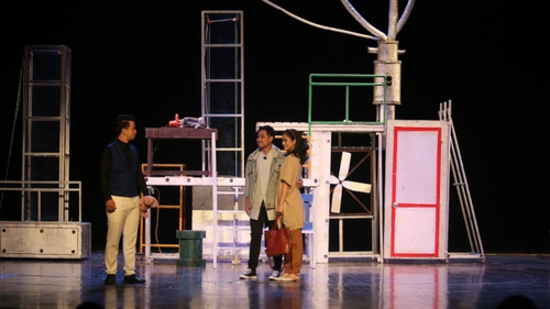 ‘Hoa cúc xanh trên đầm lầy’: Khát khao sống đẹp đẽ