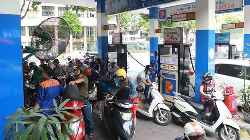 VIDEO: Giá xăng tiếp tục tăng mạnh