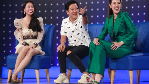 'Giọng ải giọng ai': Thủy Tiên dọa cho Công Vinh ngủ ngoài đường, Trấn Thành khoe nhẫn kim cương