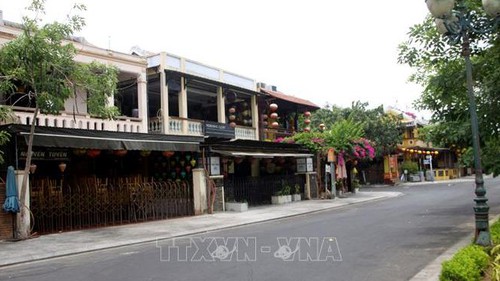 Huy động 6 xe chuyên dụng phun hóa chất khử trùng tại phố cổ Hội An