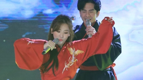 Tập 1 'Bài hát đầu tiên': Đan Trường gây 'choáng' với vẻ ngoài 'hack tuổi' hát cùng Hari Won