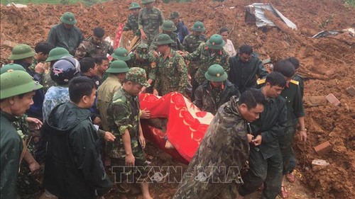 Sạt lở đất ở Hướng Hóa - Quảng Trị: Lực lượng cứu hộ băng qua khu vực sạt lở để tiếp cận hiện trường