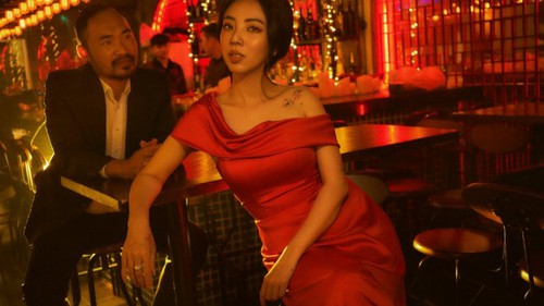 Thu Trang quên lời thoại, bị phạt tiền khi làm thi sĩ ở 'Tiệc trăng máu'