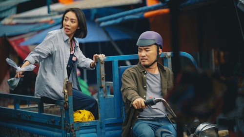 'Chuyện xóm tui 2' của Thu Trang ngập drama, Tiến Luật bị đánh đến vỡ đầu