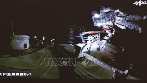 Các nhà du hành trên trạm vũ trụ Thiên Cung lần đầu tiên đi bộ ra ngoài không gian