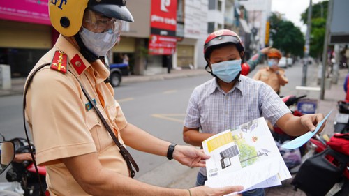 Cảnh sát giao thông bắt đối tượng sử dụng giấy tờ Quân đội giả để qua chốt kiểm soát