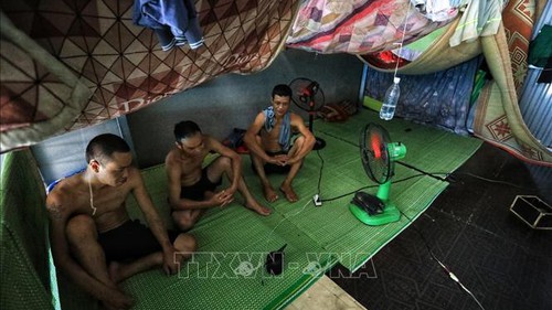 Chùm ảnh: Phụ hồ bám trụ ở Thủ đô những ngày giãn cách xã hội