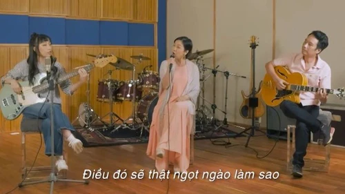 'Thần tượng đối thần tượng': Mỹ Anh đánh đàn bass, hát cùng bố mẹ tại nhà