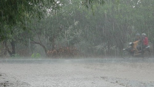 Vùng núi và trung du Bắc Bộ có mưa rất to về đêm và sáng