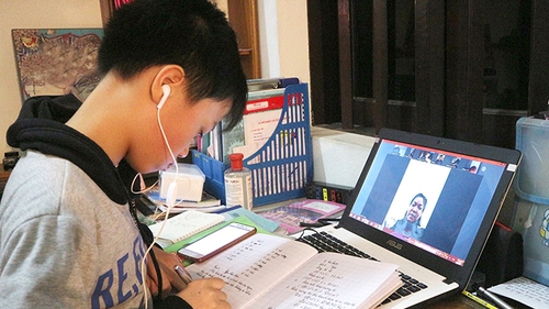 Cần sự hỗ trợ của cha mẹ và thầy cô khi trẻ học online