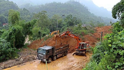 Hòa Bình: Sạt lở đất vùi lấp hoàn toàn ngôi nhà, một người tử vong