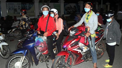 Hình ảnh hàng trăm công dân đi xe máy hàng ngàn km tránh dịch Covid-19 tới Nghệ An