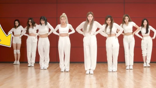 7 lần Nayeon khiến dân tình ngã ngửa vì mặc sai dresscode của TWICE