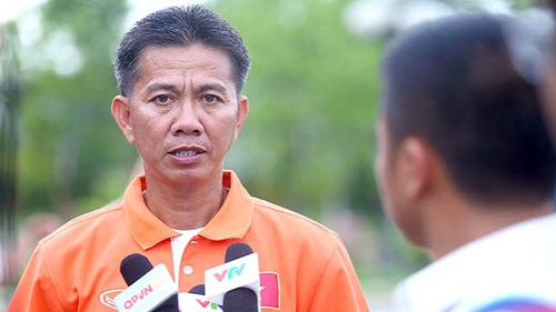 HLV Hoàng Anh Tuấn kêu bị hack facebook, bầu Đức nói ông Tuấn không đủ trình độ làm HLV đội tuyển