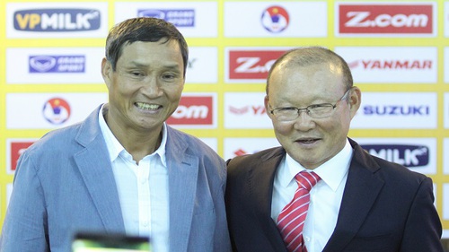 Khen tài HLV Mai Đức Chung, ông Park Hang Seo ngỏ lời nhờ giúp