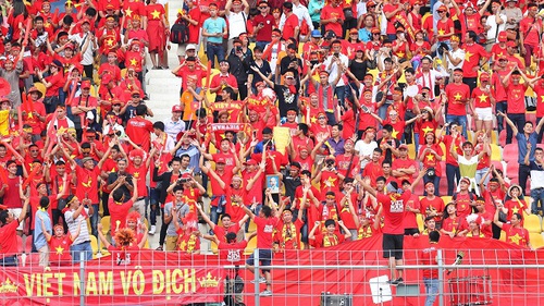 Cổ động viên an ủi các cầu thủ U22 Việt Nam sau thất bại