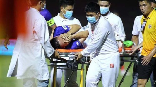 VIDEO: Cận cảnh pha bóng khiến Hùng Dũng chấn thương nặng