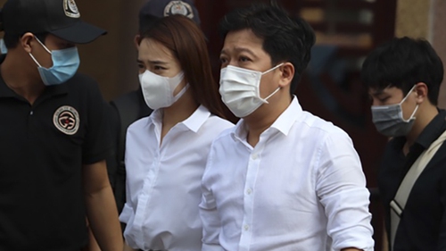 Vợ chồng Trường Giang - Nhã Phương lặng lẽ viếng nghệ sĩ Chí Tài, Lan Ngọc, Ngô Kiến Huy phải xếp hàng