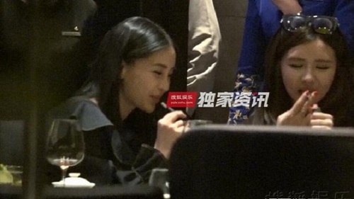 Mẹ bỉm sữa Angelababy nhận 'gạch đá' vì phì phèo thuốc lá