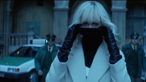 Kiều nữ Hollywood Charlize Theron tiết lộ lý do mê mệt những vai diễn lưỡng tính